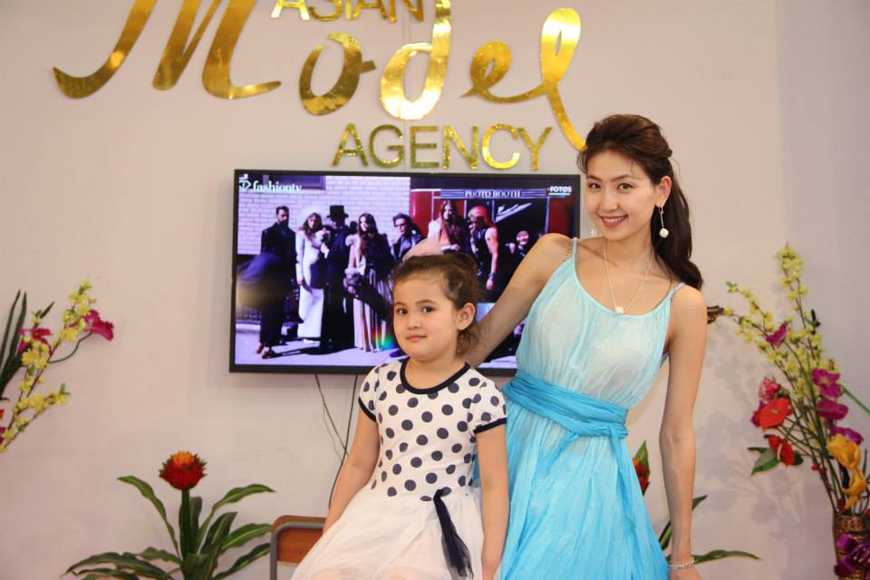 Ч.Содонгоо “Эх дэлхийн хүүхдүүд” дууг дуулан бэлэг барилаа